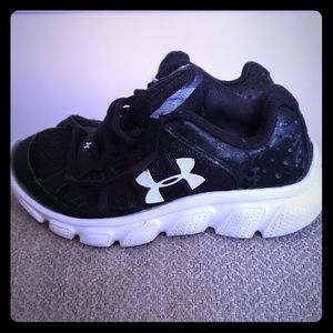 Under Armour 12k black shoes